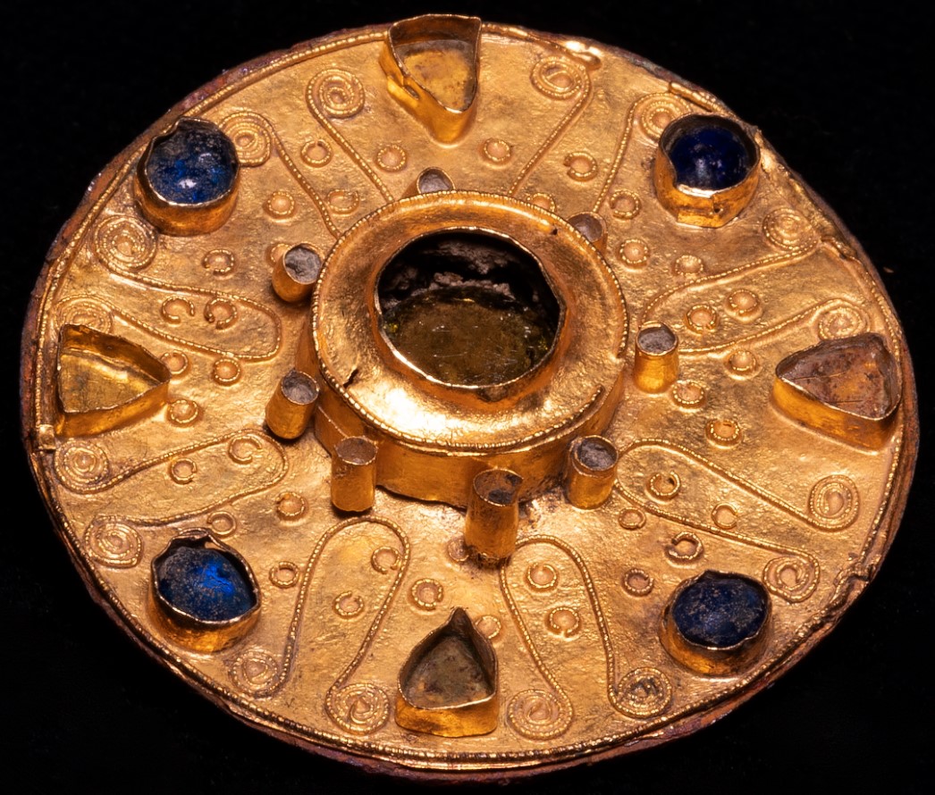 Einzigartige frühmittelalterliche Goldfibel und andere Wertgegenstände in Gräbern aus dem 7. Jahrhundert.